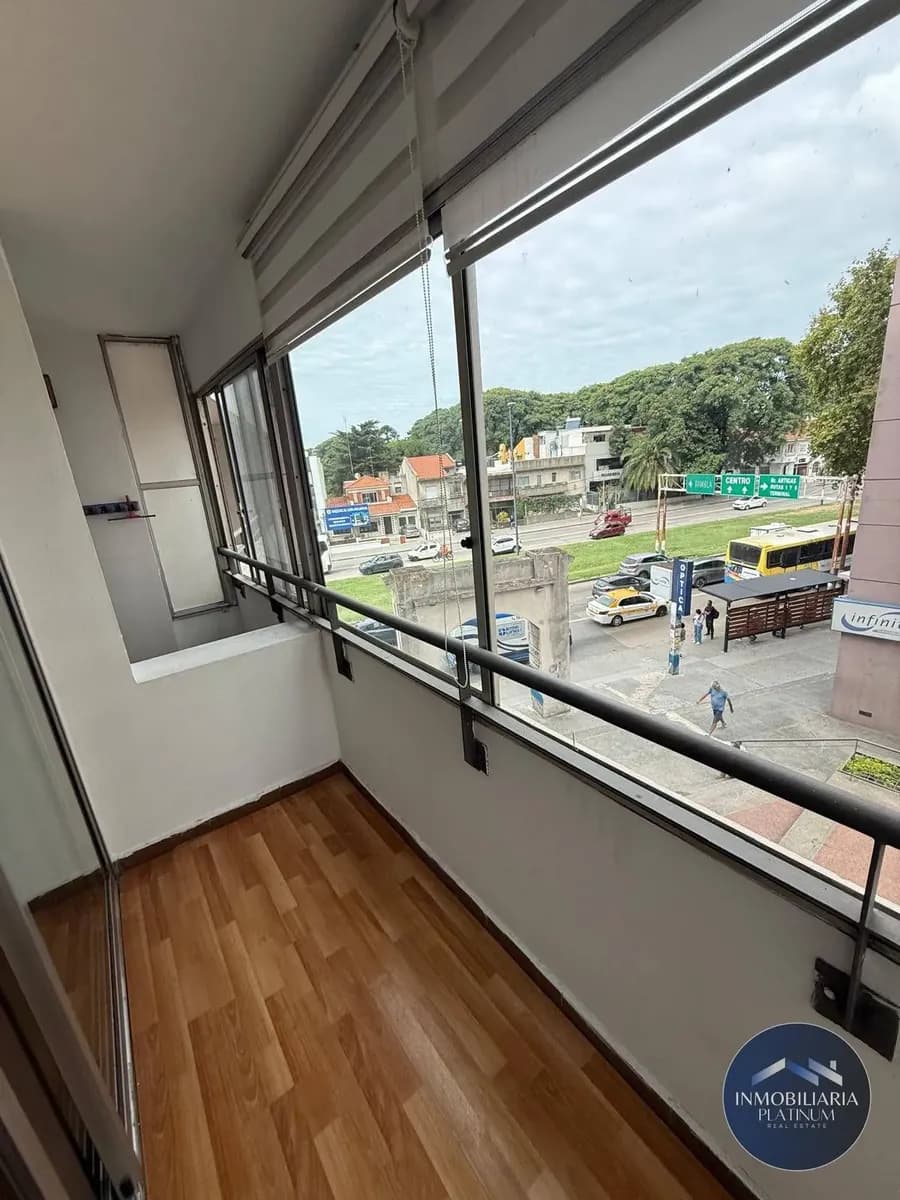 Alquiler De Apartamento De Dos Dormitorios En Tres Cruces — foto 3
