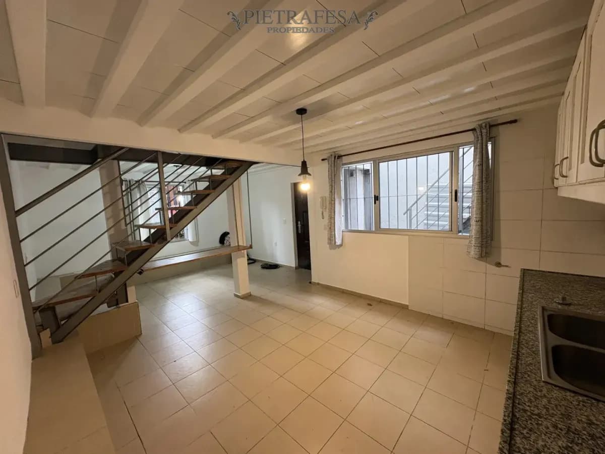 Apartamento En Alquiler, 2 Dormitorios, 1 Baño, Terraza Con Parrillero. Sin Gastos Comunes. Parque Rodó.