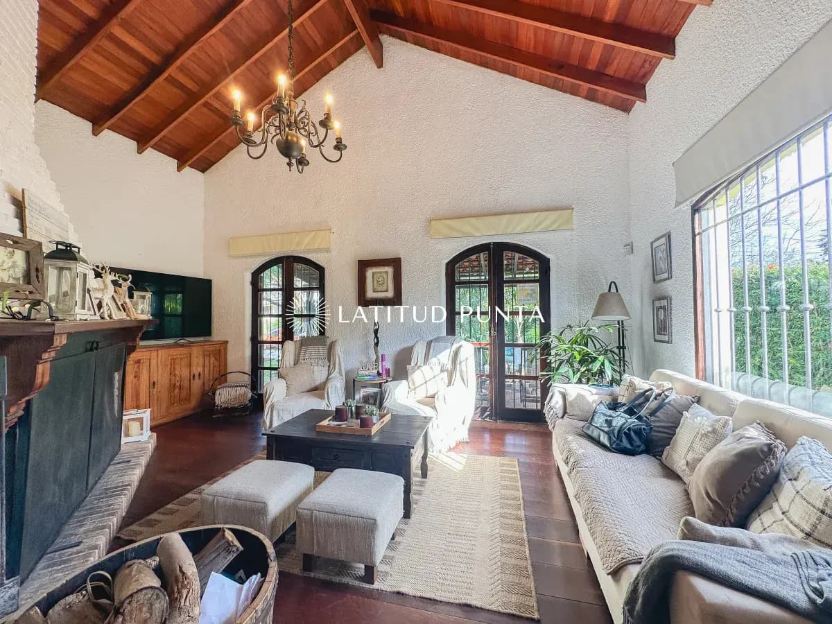 Casa En Pinares, 3 Dormitorios Más Dependencia