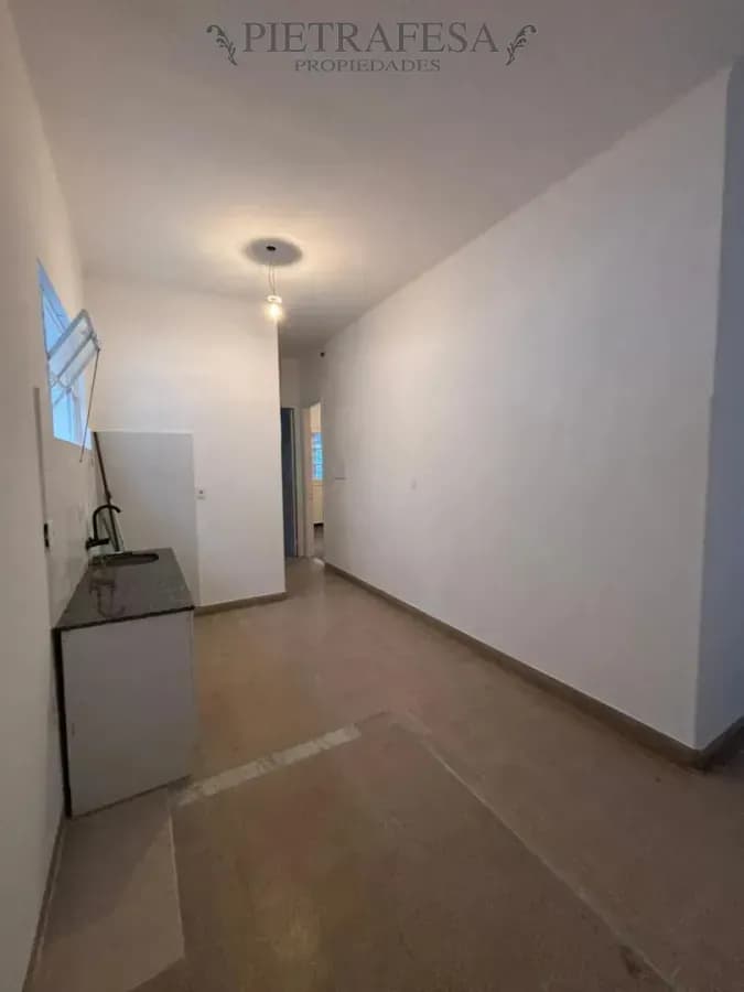 Apartamento En Alquiler, 2 Dormitorios, 1 Baño, Terraza. Ciudad Vieja.