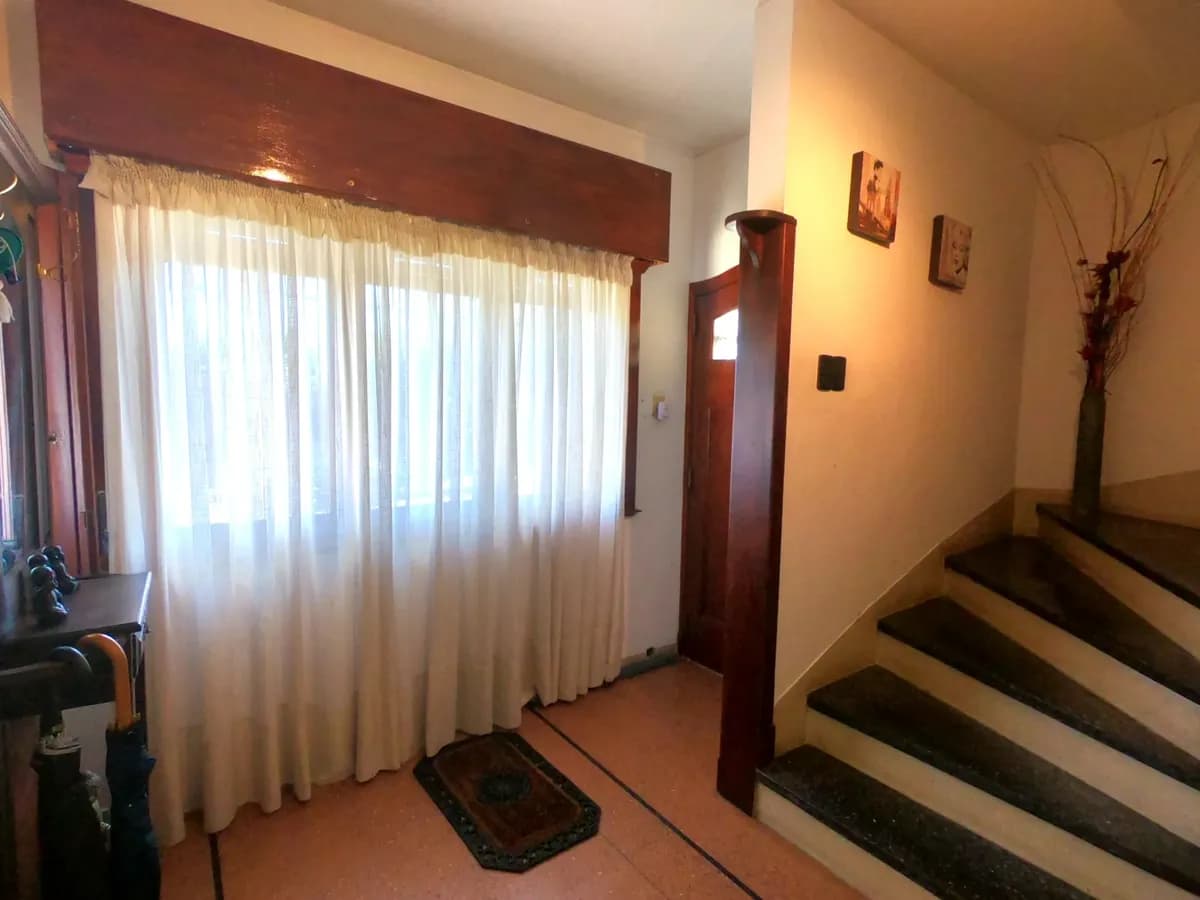 Exclusiva Residencia Desarrollada En Tres Niveles, De 3 A 4 Dormitorios, Escritorio, Doble Garage, Patio Con Parrillero — foto 4
