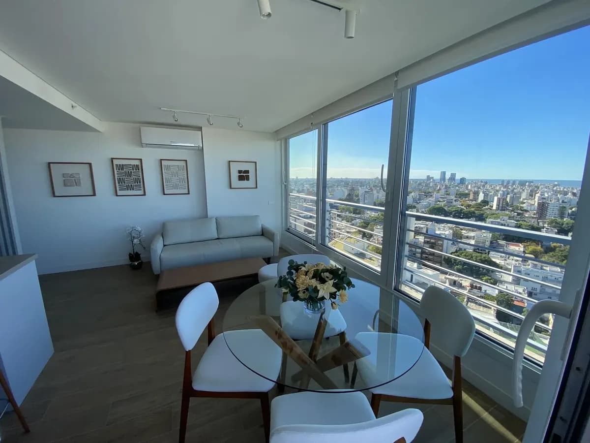 Alquiler De Apartamento 2 Dormitorios 3 Baños Y Garage, Piso Alto. Edificio Joy Montevideo! — foto 4
