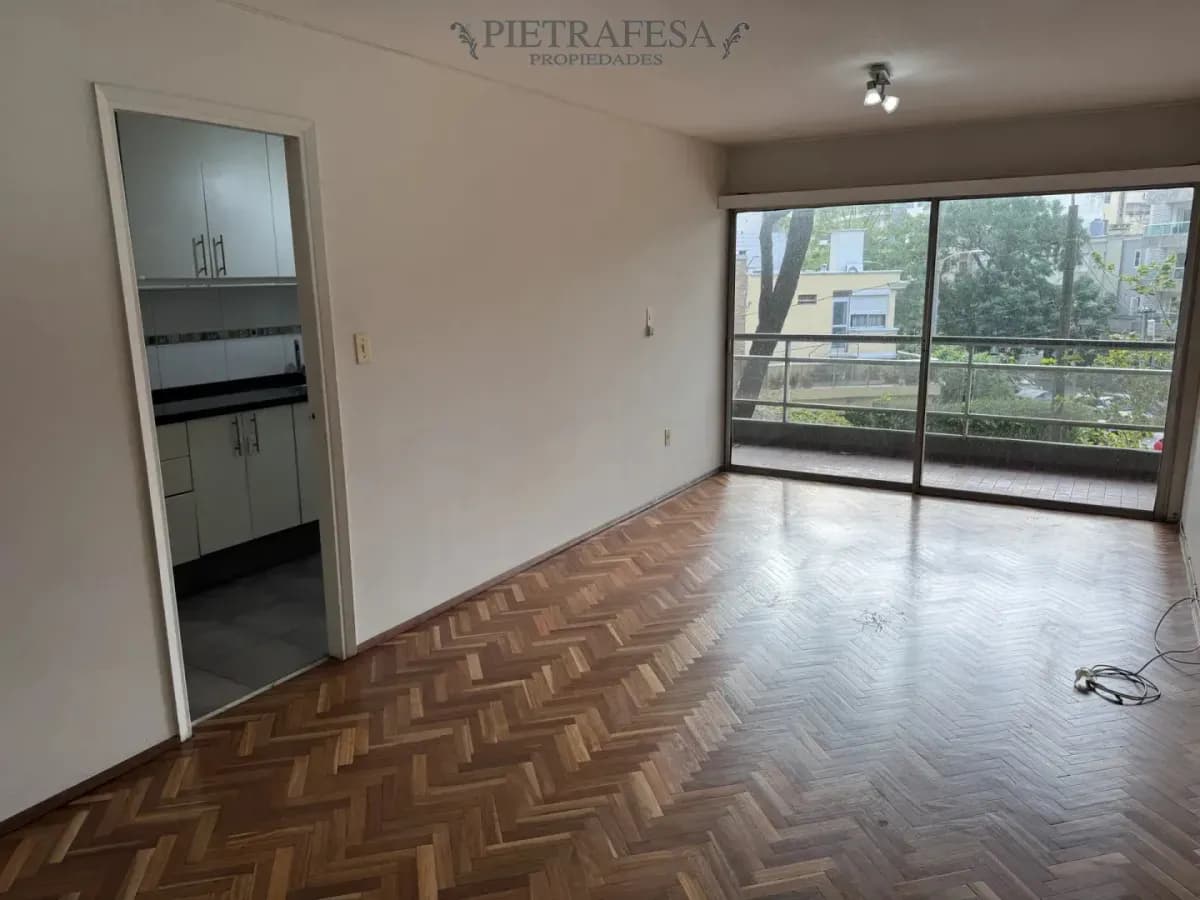 Apartamento En Alquiler, 2 Dormitorios, 2 Baños, Terraza, Garaje. Pocitos.